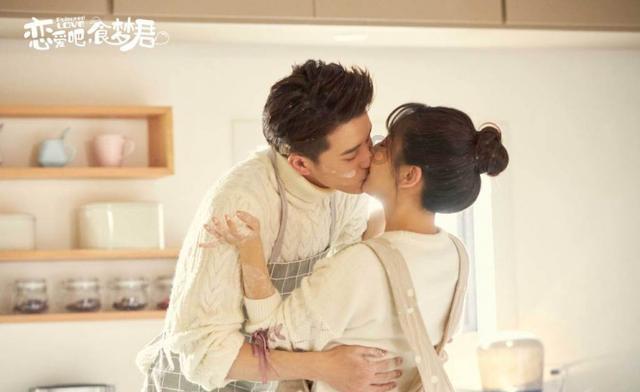 门岗工作人员冻得瑟瑟发抖，只穿了薄西装仍站得笔直！